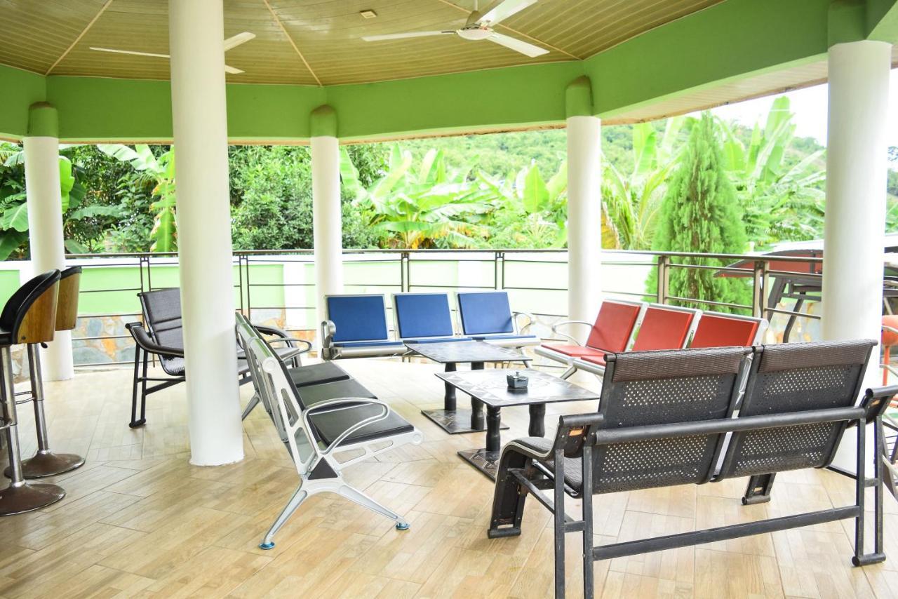 3A'S Guest House Akosombo エクステリア 写真