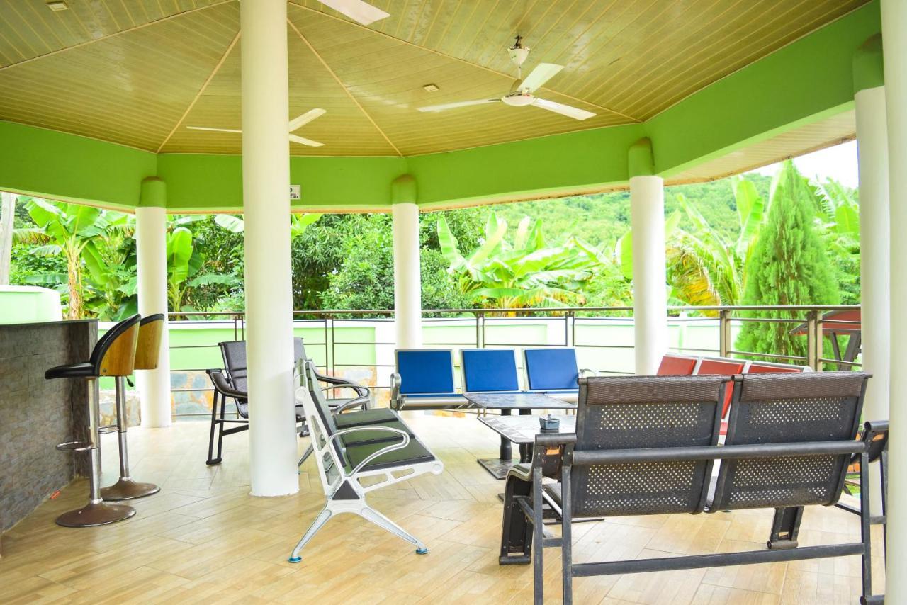 3A'S Guest House Akosombo エクステリア 写真