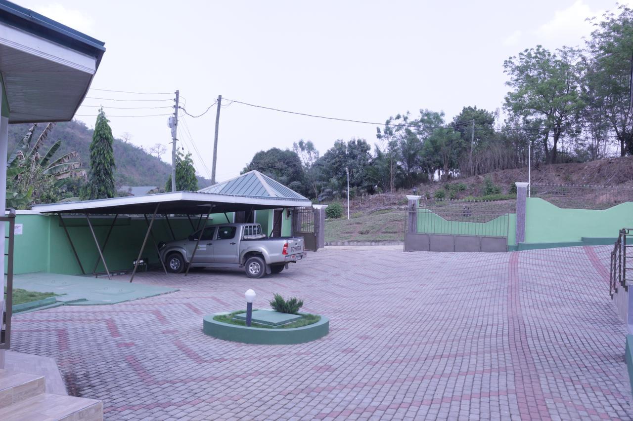 3A'S Guest House Akosombo エクステリア 写真