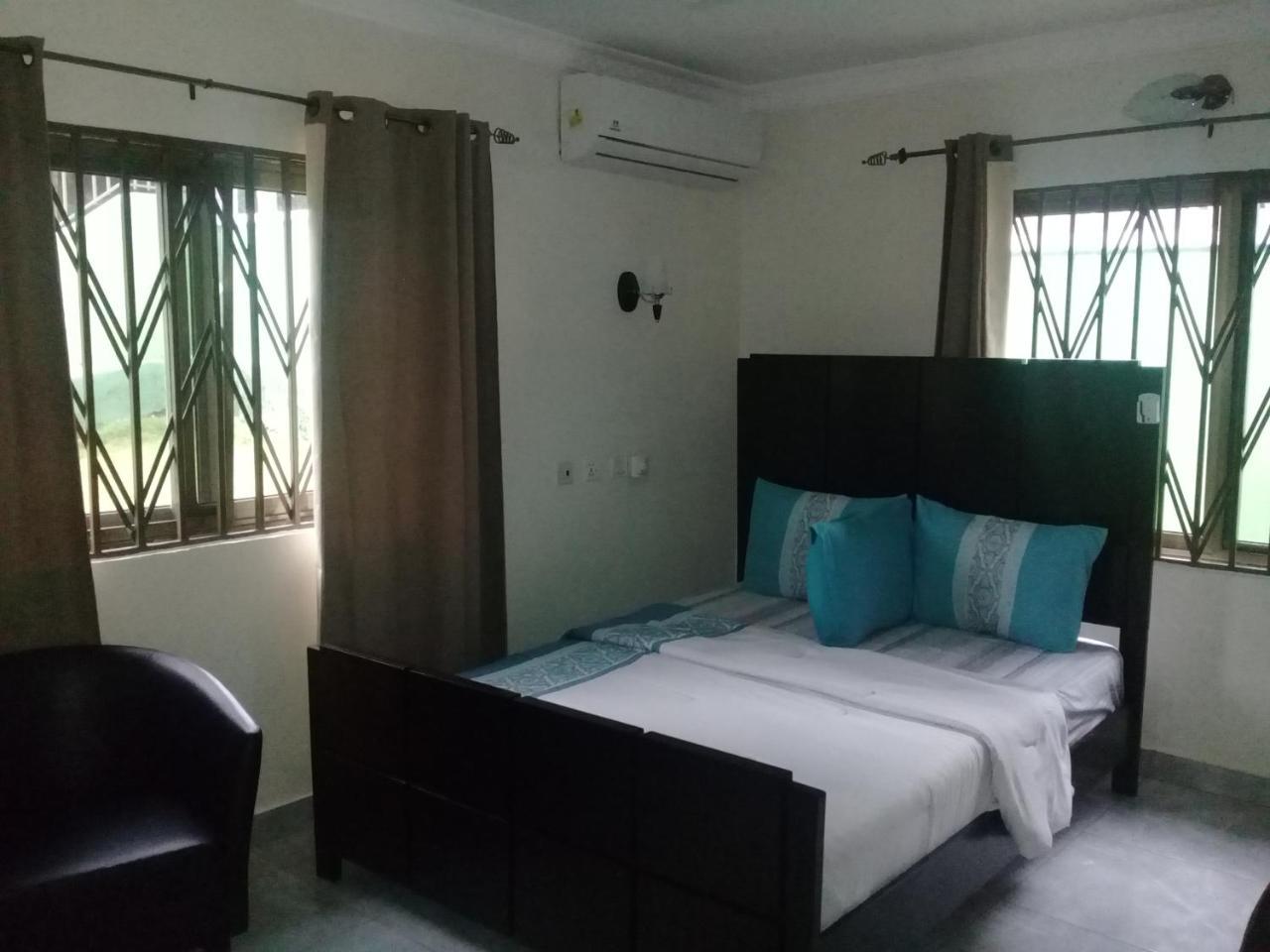 3A'S Guest House Akosombo エクステリア 写真