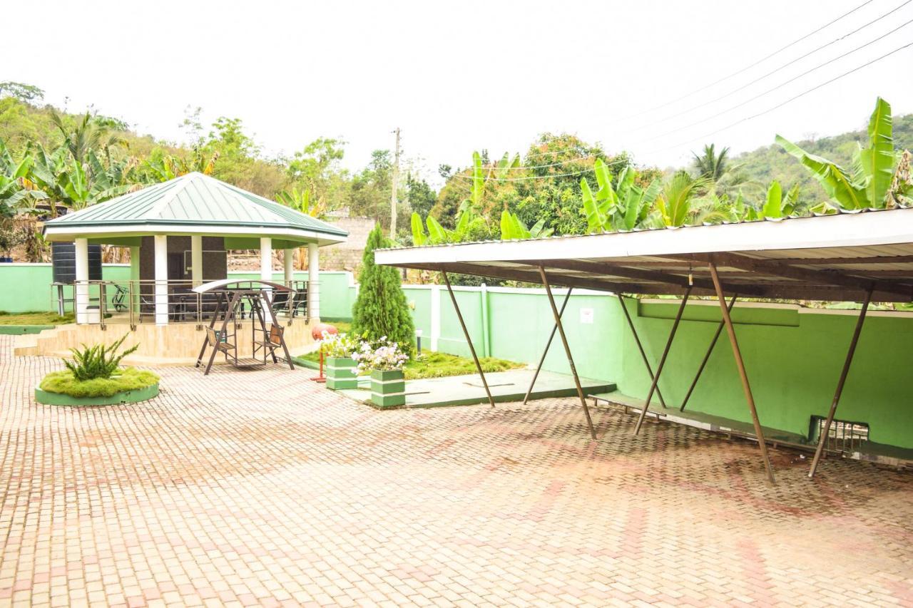 3A'S Guest House Akosombo エクステリア 写真