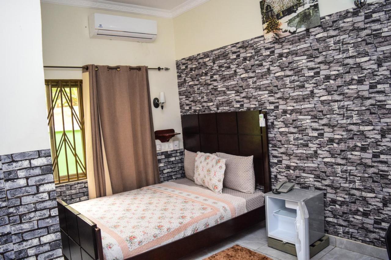 3A'S Guest House Akosombo エクステリア 写真