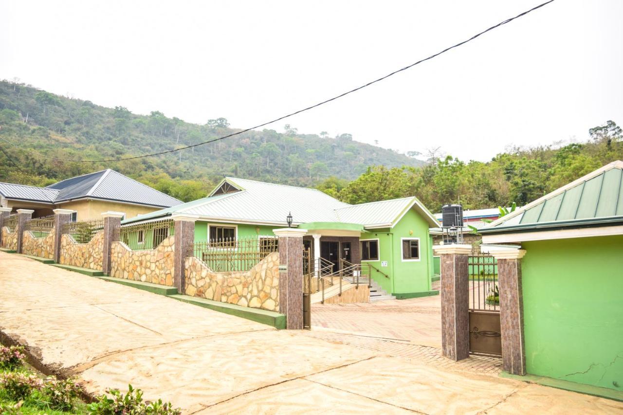 3A'S Guest House Akosombo エクステリア 写真
