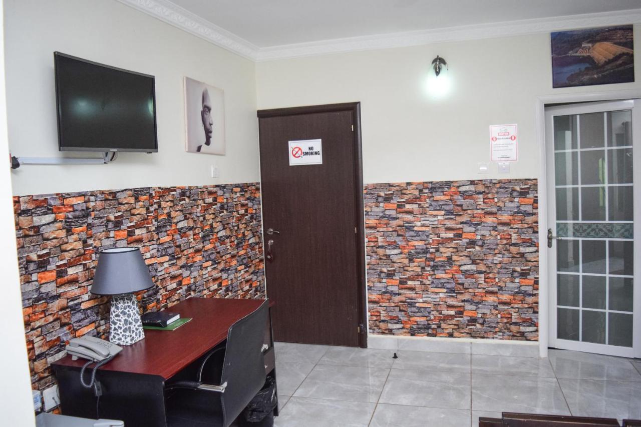 3A'S Guest House Akosombo エクステリア 写真